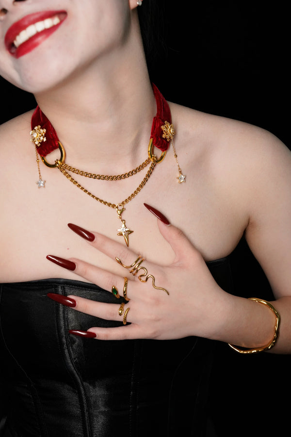 Collier ras du cou en velours cramoisi–Notre premier modèle en velours rouge