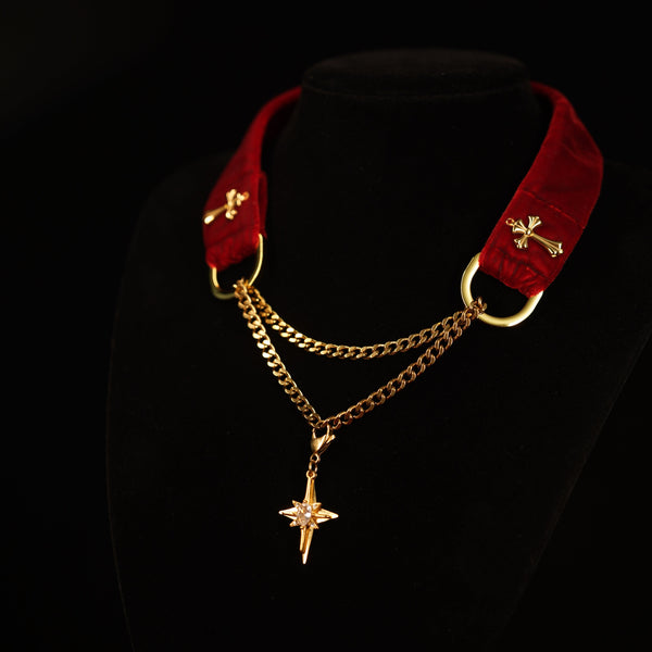 Collier ras du cou en velours cramoisi–Notre premier modèle en velours rouge
