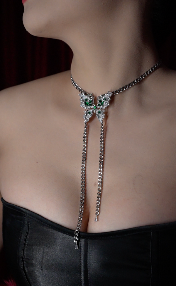 Emerald Nocturne | Schmetterlingsquasten-Halskette