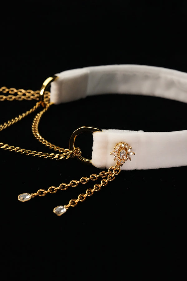 Side view of the white choker showing gold-tone rings and layered chains