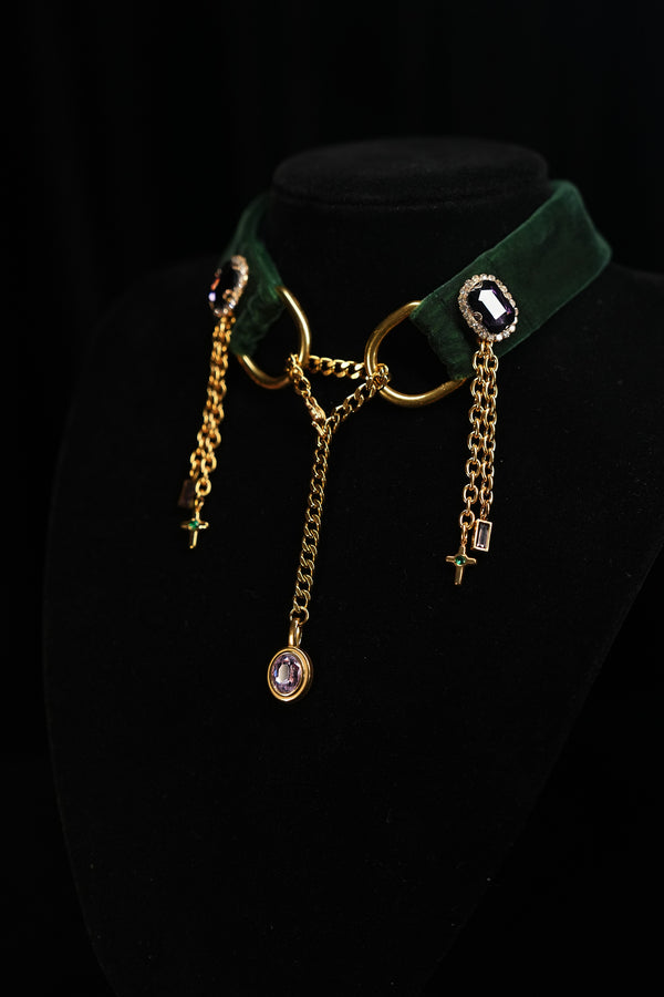 Close-fitting forest green velvet choker styling